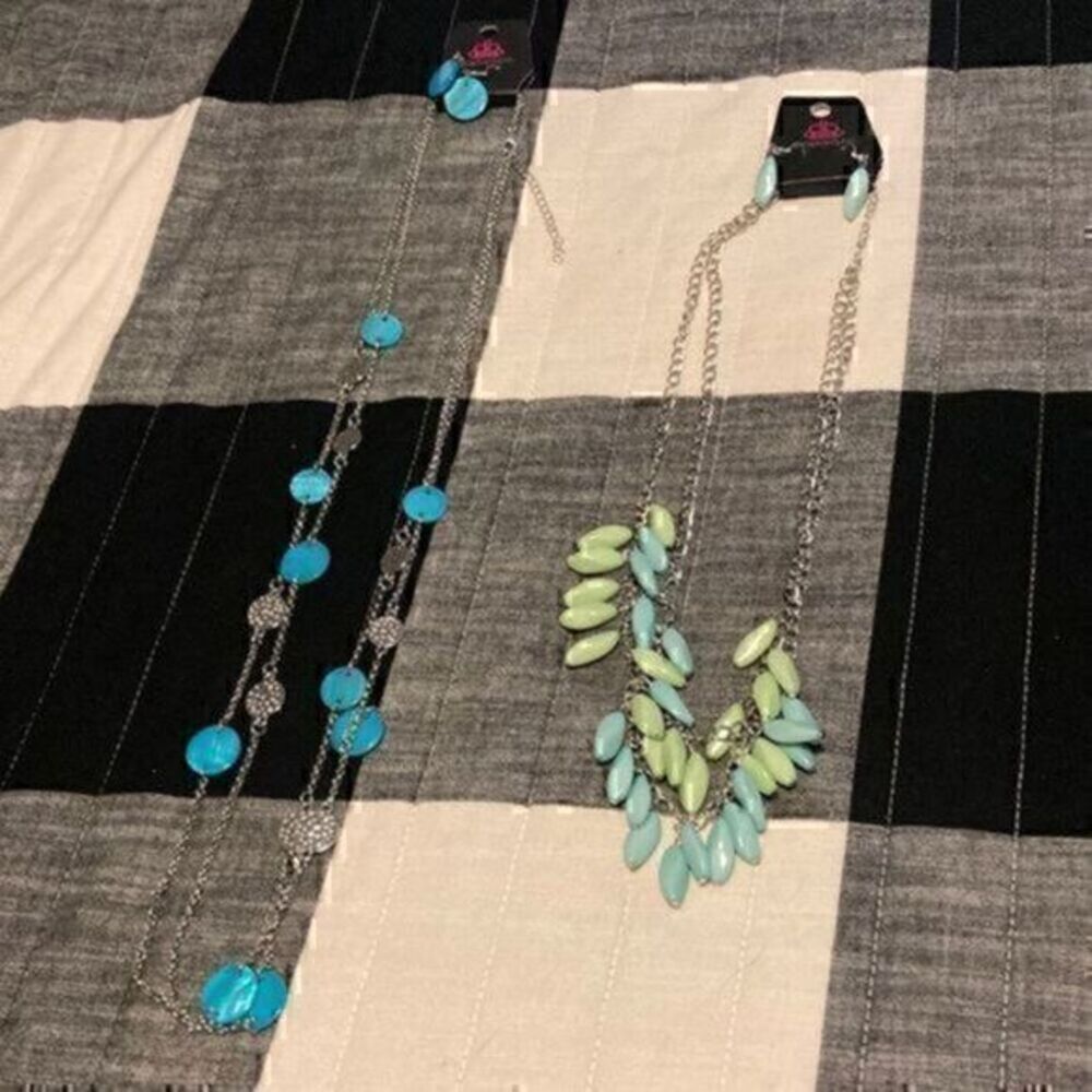 NWT paparazzi necklaces with matching earrings 